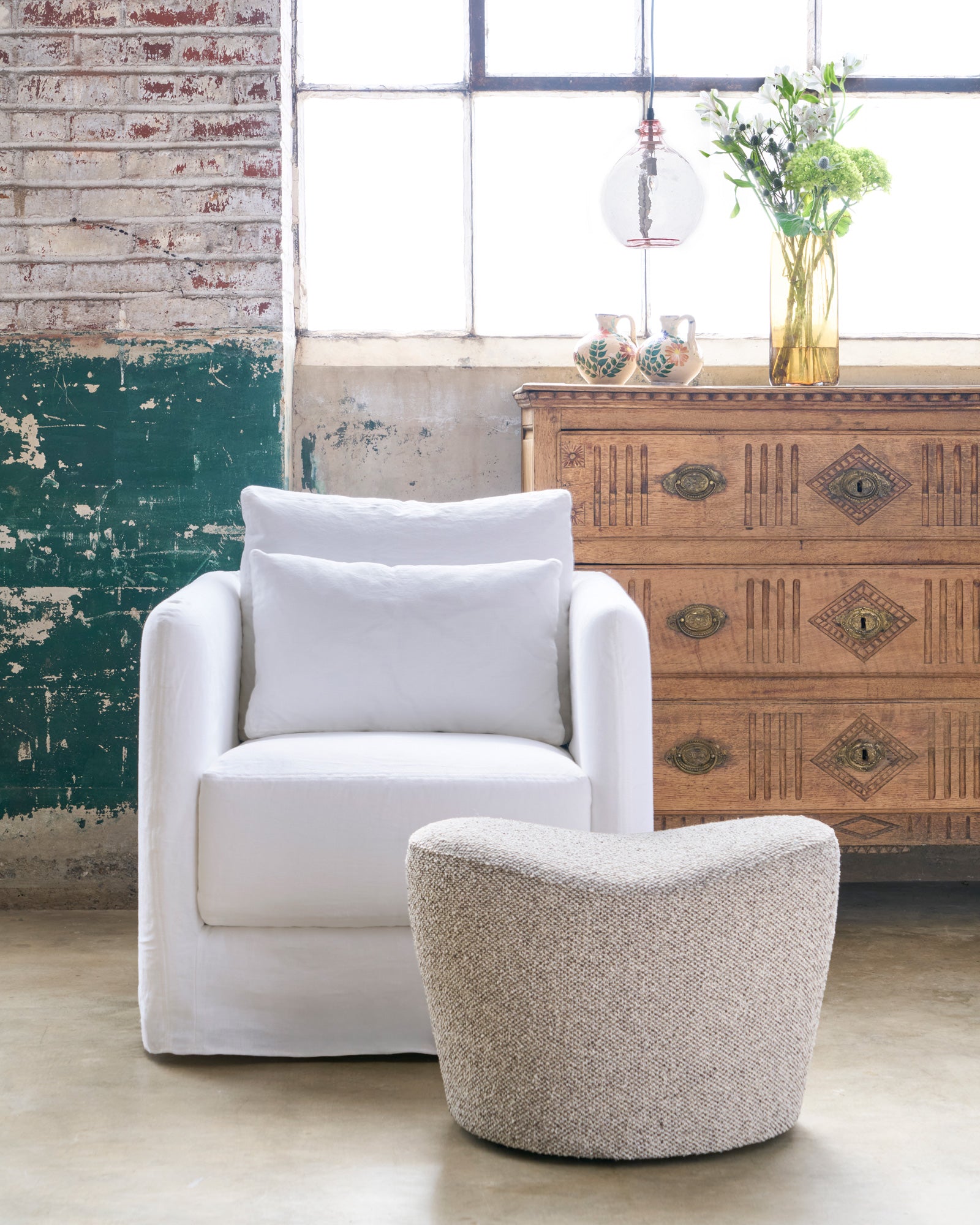 ＆classy スティックアセンボリーコンポート Polly Swivel Ottoman – Cisco Home