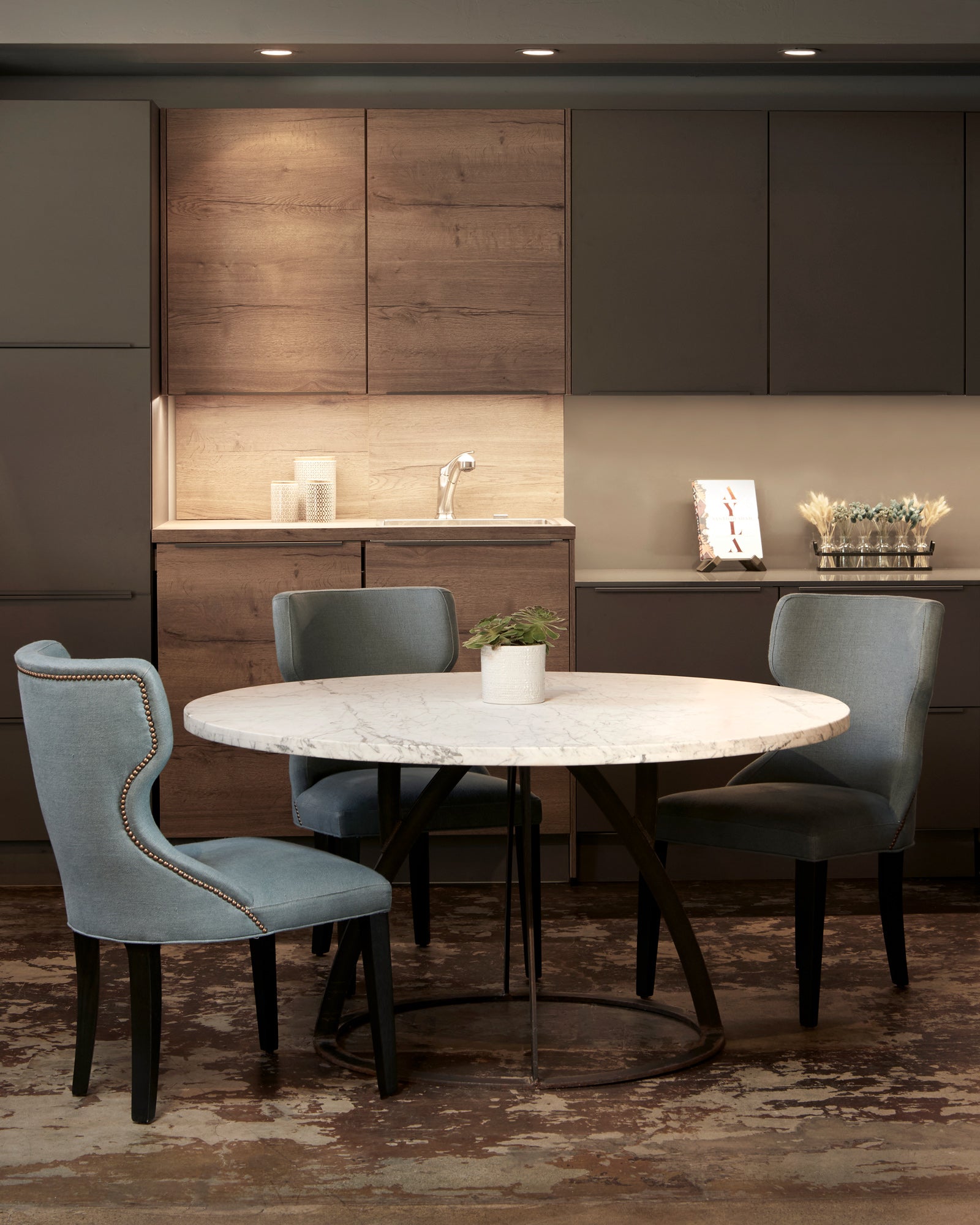 Gatsby round dining deals table