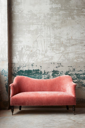  The sofa is in Velluto Rose, on a concrete floor in front on a patinaed wall. Photographed in Velluto Rose.. 