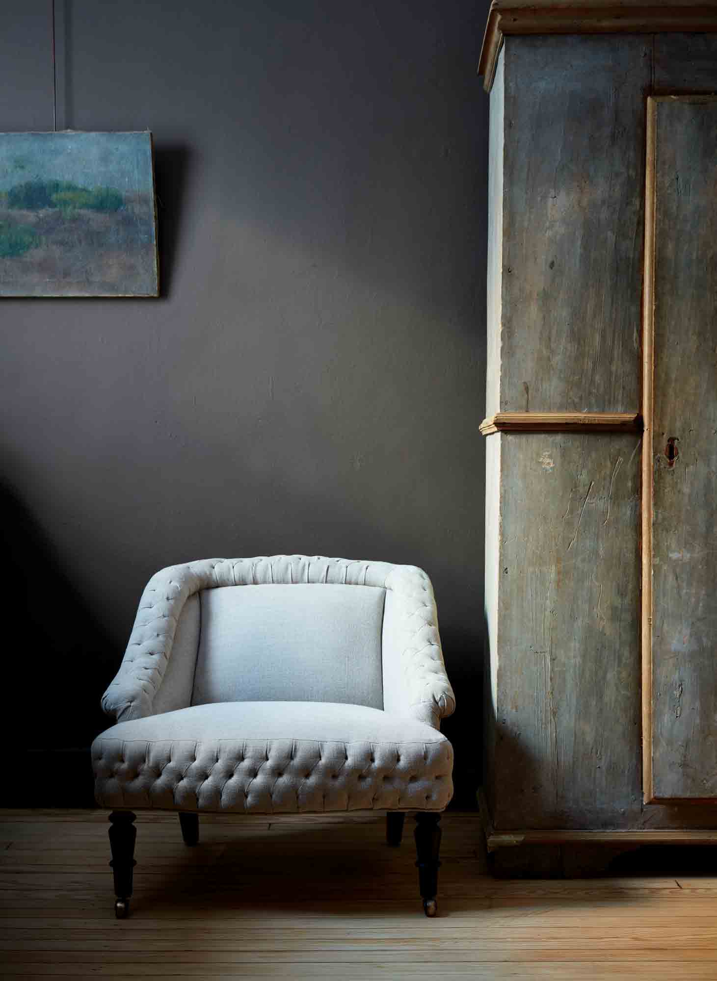  Royal chair in Vintage Flax. In the background is a dark colored wall with a painting hanging. Photographed in Vintage Flax. 